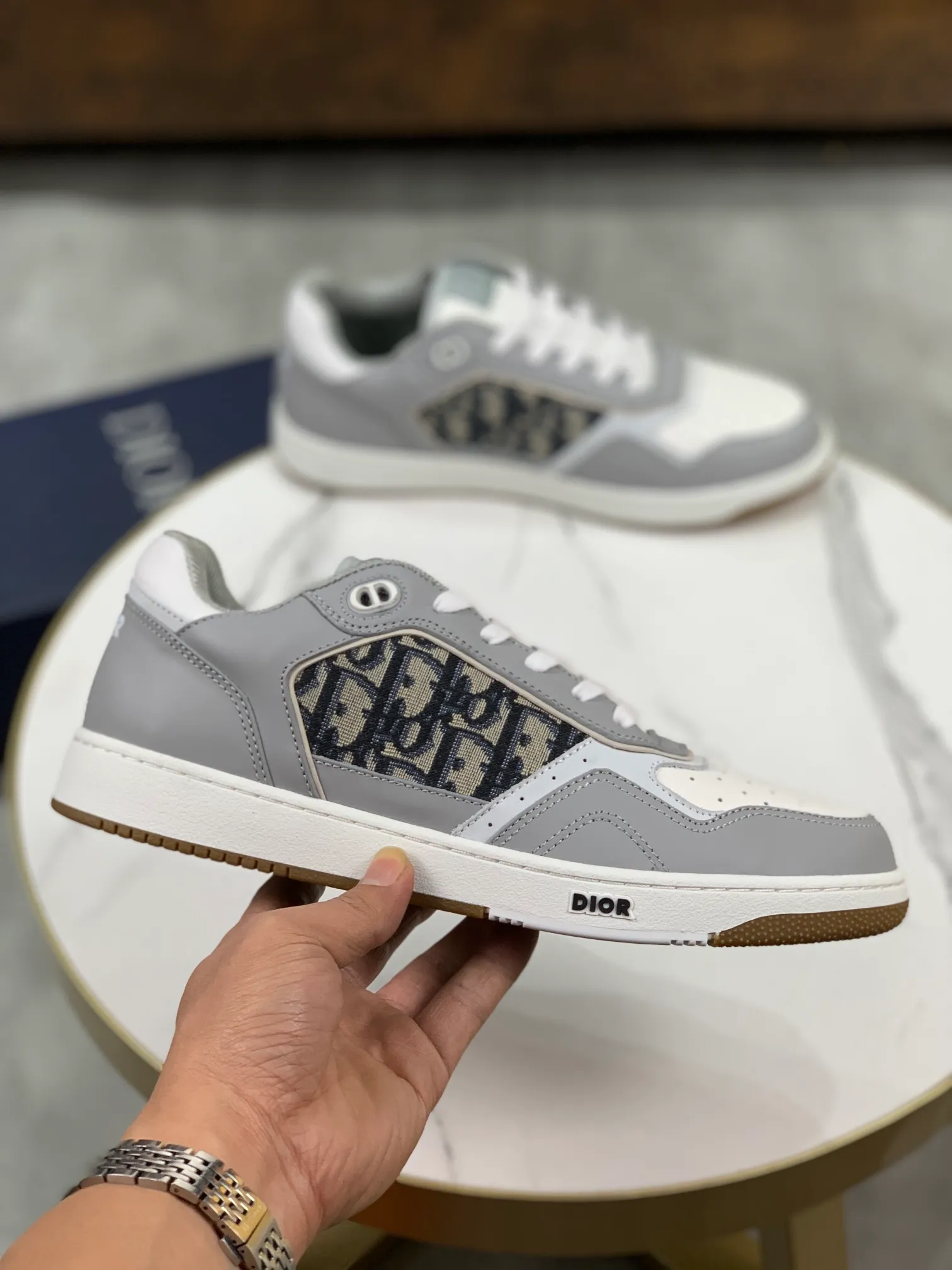 👟👟Ex-factory price 480👟👟 Women's Shoe Factory Dior B27 series latest popular casual sports shoes for couples. It took more than three months to finally reproduce it perfectly. We made every detail exactly the same as the original. We decisively keep the style for ourselves when shipping. How can beauties and handsome guys who like sports not keep it for themselves? With multiple craftsmanship, this low-cut sneaker newly launched this season is one of the flagship styles of the series. Dior B27 sneakers, original version 7800👟👟 Women's shoe factory purchased new presbyopic sneakers in early spring. A favorite among major celebrities and Internet celebrities. The on-foot effect is very nice. The B27 sneakers are made by Italian craftsmen. They have distinct layers and a unique three-dimensional effect, showing a modern and elegant style. They are comparable to Dior Perfect shoe shape. Internal stretch details provide ideal comfort and can be paired with a variety of casual looks. Shows fashionable and modern sports style. Original imported Italian silk cowhide stitched with embroidered letters lining and feet, original imported breathable double-layer mesh, original customized T👟👟factory price U two-color outsole. We all follow the original binding process, one last for each yard, and the yardage is accurate. On the surface it seems simple and has no technical content, but in fact it is quite a test of the technical operation of the master Luo Di. The market's top quality is welcome to compare, any details are unconditional 👟👟Ex-factory price K. There are pictures and the truth. Today's Internet celebrities and foreign stars are buying it one after another! Fully responsible for dressing in spring, summer, autumn and winter. CD elements create an avant-garde and bold look. Original molded T👟👟Factory price U outsole No matter how many versions there are on the market, you will be full of surprises the moment you get it! The perfect genuine version, you can go in and out of the counter at will. Fabric: Original imported silk cowhide with embroidered letters Lining: Imported original breathable double-layer mesh Foot: Imported original latex mesh Outsole: Original T👟👟 Factory price U two-color bottom Size: 35-45 (Male 38.46 custom-made, non-refundable and non-exchangeable)